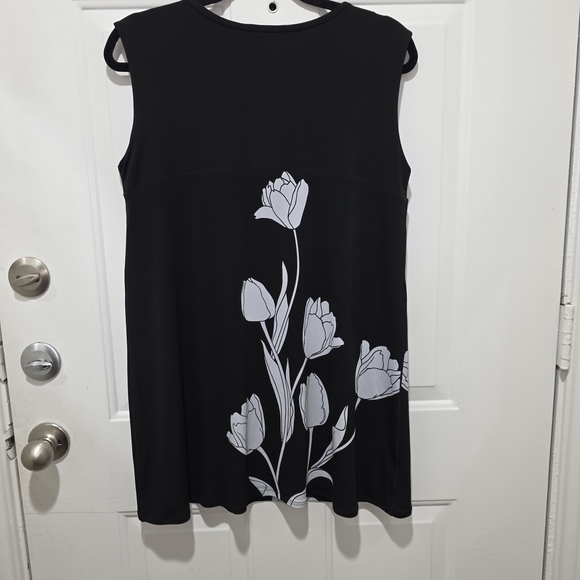 Eva Varro Black Tank Top with White Floral Design - Picture 5 of 5